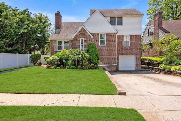 8 Acorn Road East Rockaway, NY 11518