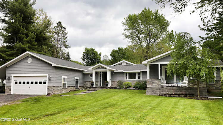 9 Red Oak Ln East Greenbush, NY 12144