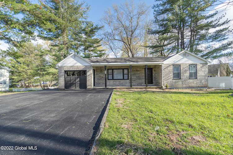 124 Beacon Rd Glenmont, NY 12077