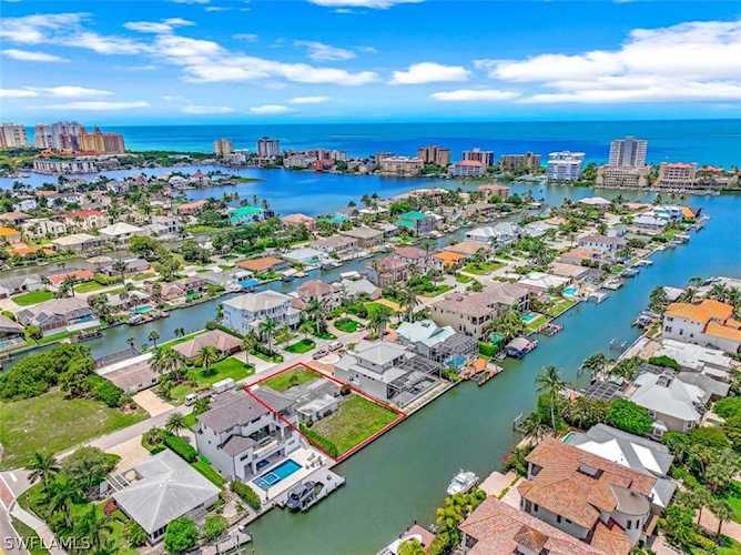 469 Trade Winds Ave Naples, FL 34108
