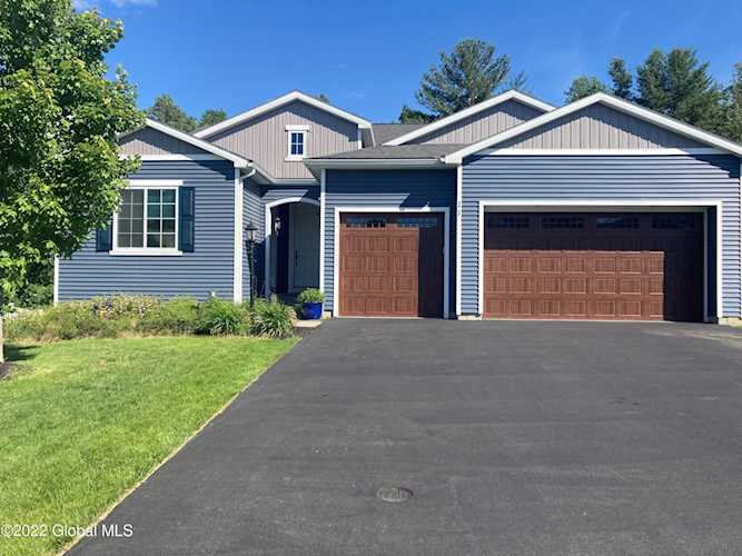 11 Highcroft Ct Niskayuna, NY 12309