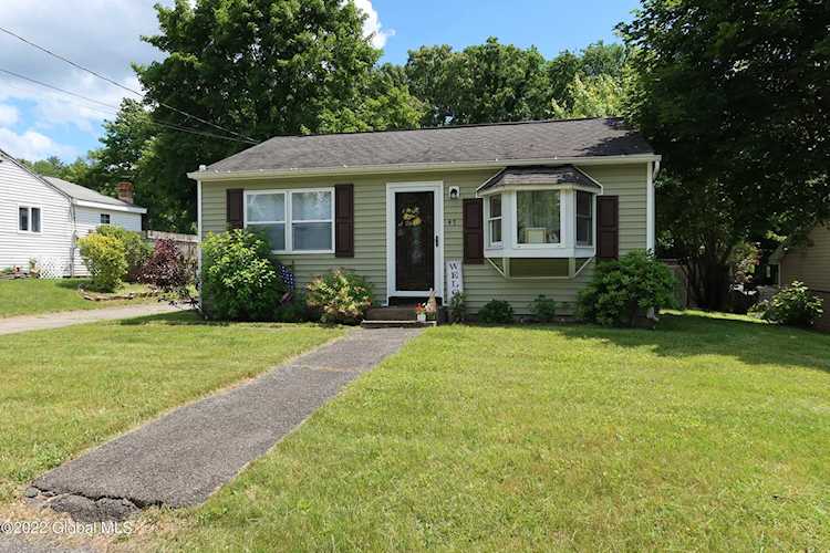 47 Mary Hadge Dr Colonie, NY 12309