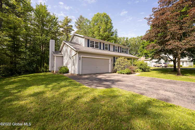 1888 W Hexam Rd Schenectady, NY 12309