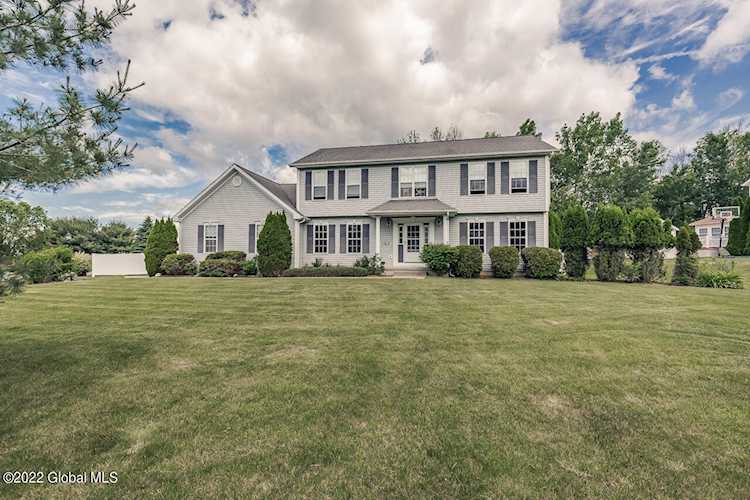 84 Blue Jay Way Rexford, NY 12148