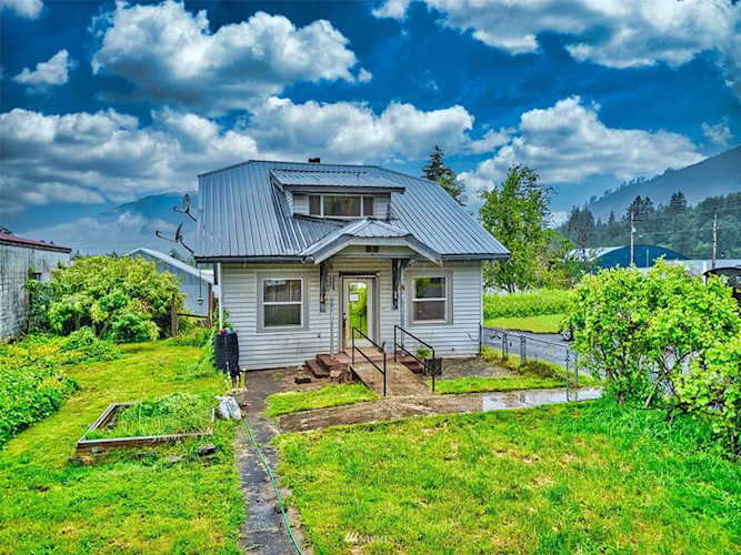 260 2nd St Morton, WA 98356