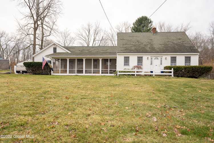 4 Willoughby Dr Colonie, NY 12205