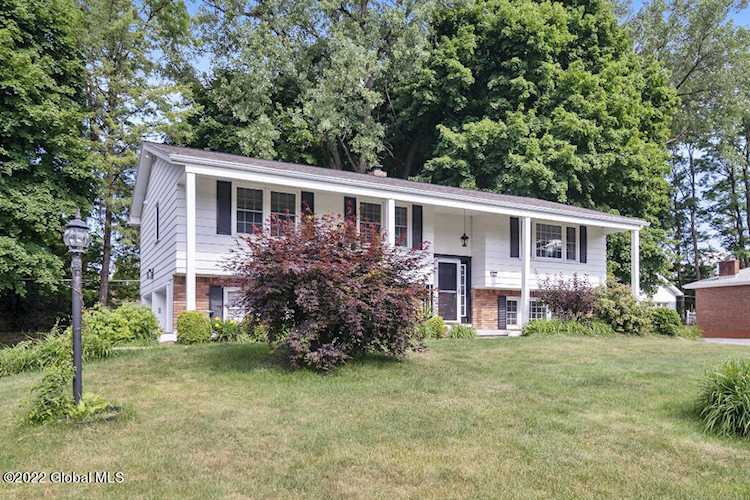 4 Princess Ln Loudonville, NY 12211