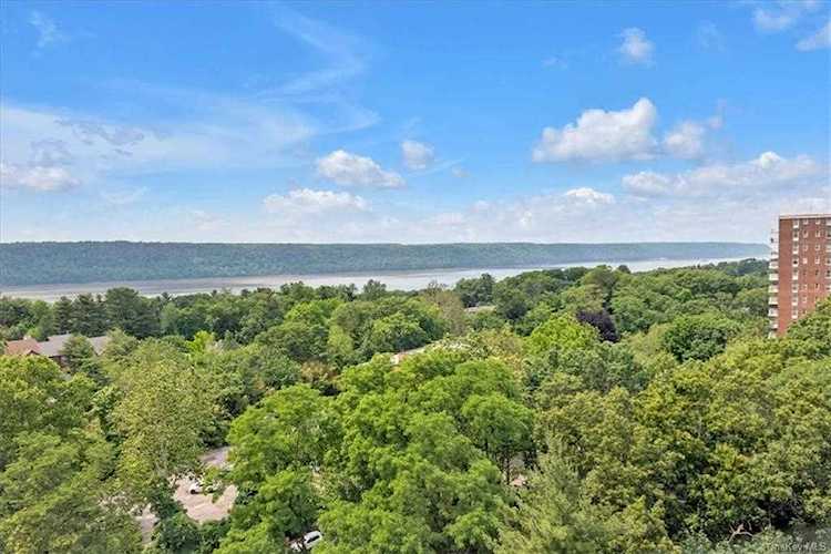 3935 Blackstone Avenue #11H Bronx, NY 10471