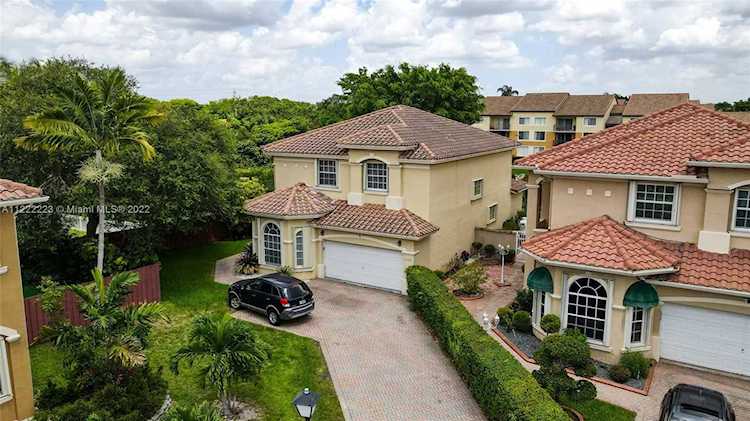 2180 NW 99th Ter Pembroke Pines, FL 33024