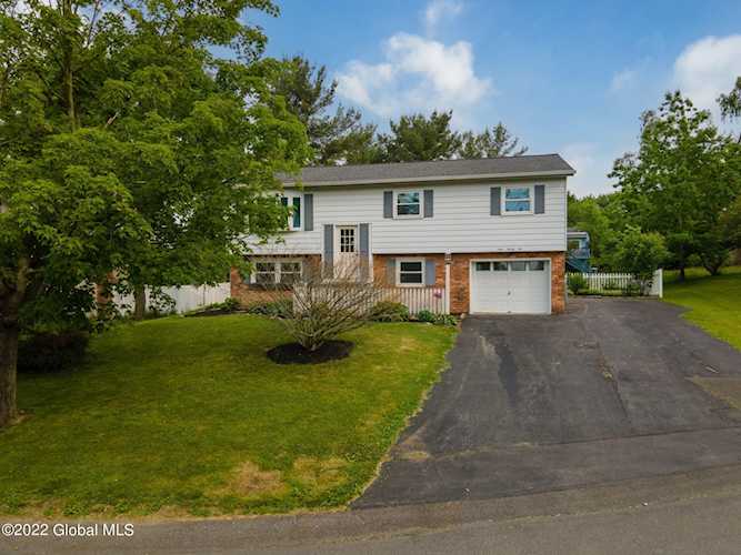 196 Woodsedge Ct Voorheesville, NY 12186