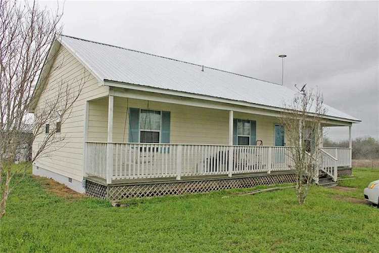 199 Sunset TRL Luling, TX 78648