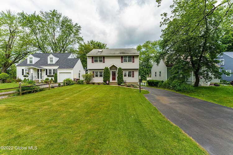 2313 Niskayuna Dr Niskayuna, NY 12309