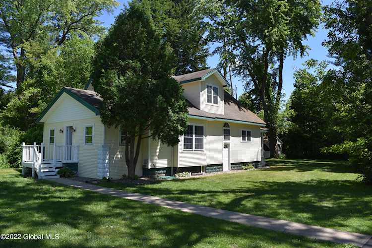 18 Tait Ln Saratoga Springs, NY 12866