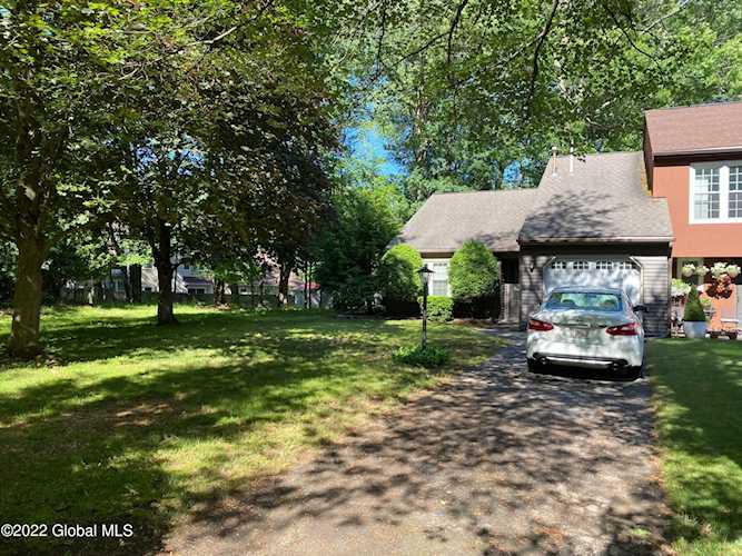 1 Tekakwitha Ct Clifton Park, NY 12065