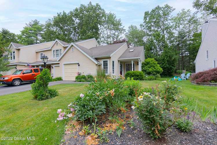 16 Washington Ln Clifton Park, NY 12065