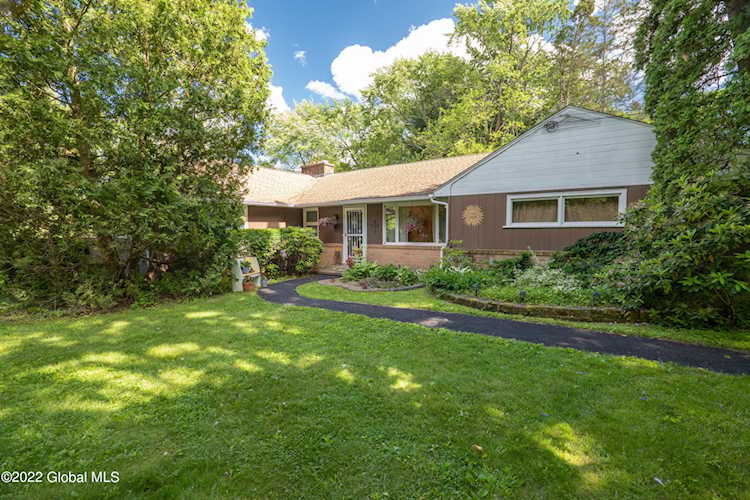 1982 Van Antwerp Rd Niskayuna, NY 12309