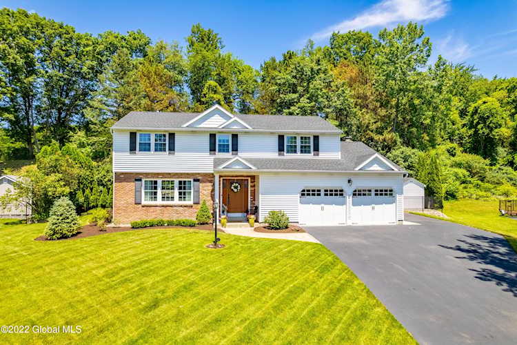 29 Green Meadows Ln Loudonville, NY 12211