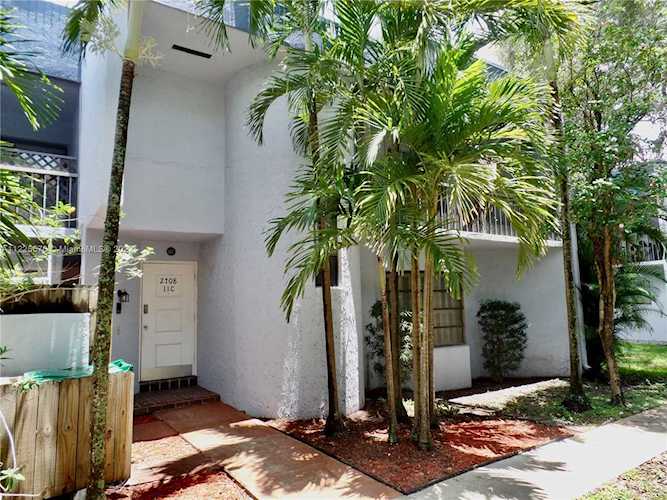 2708 S University Dr #11C Davie, FL 33328