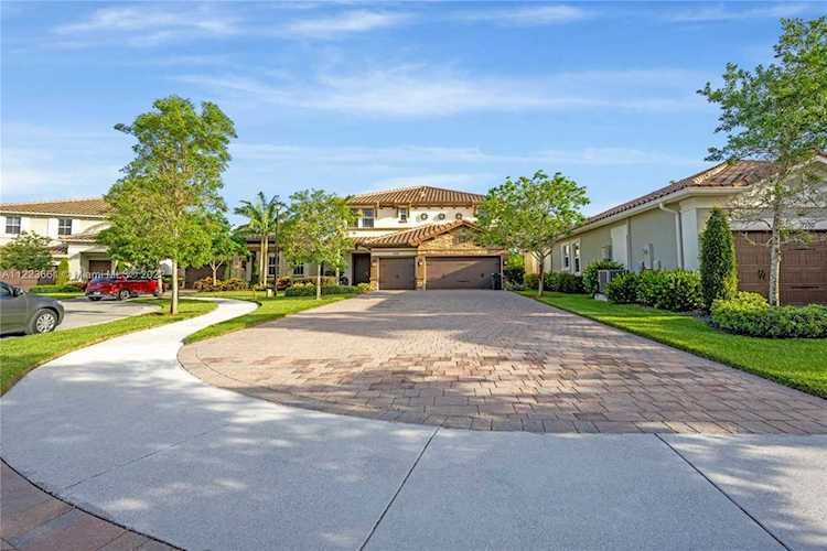 9726 Blue Isle Bay Parkland, FL 33076
