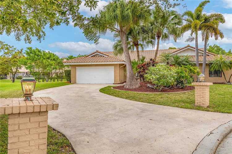 10865 SW 1st Ct Coral Springs, FL 33071