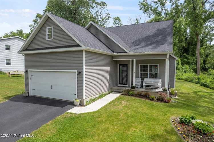 3 Woodstream Dr Clifton Park, NY 12065