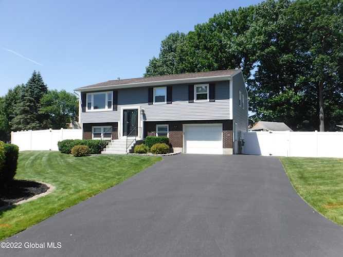 5 Village Park Dr Colonie, NY 12205