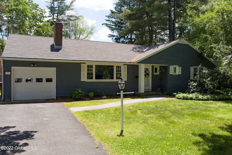 12 Bartlett Ln Delmar, NY 12054