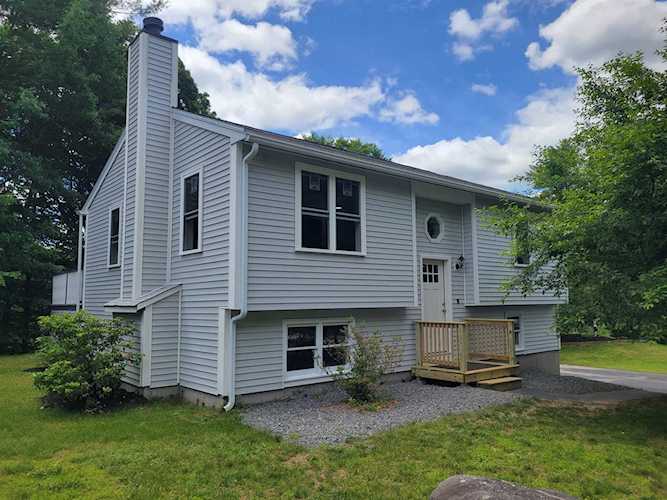 51 Woodlands Dr Epping, NH 03042