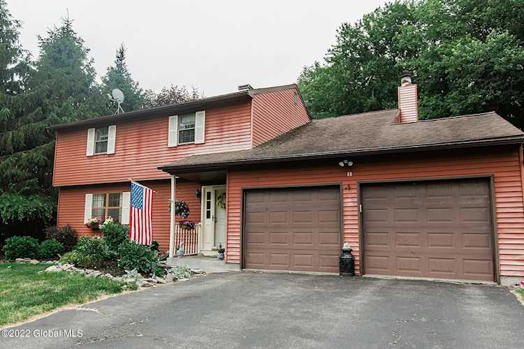10 Hancock Dr Glenmont, NY 12077