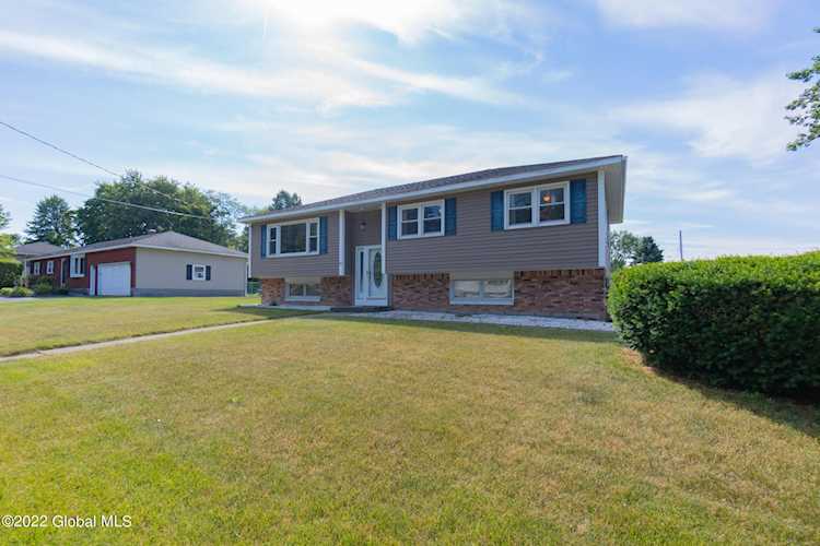 32 Gadsen Ct Colonie, NY 12205