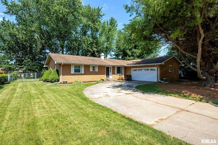 109 N 3rd St Colona, IL 61241