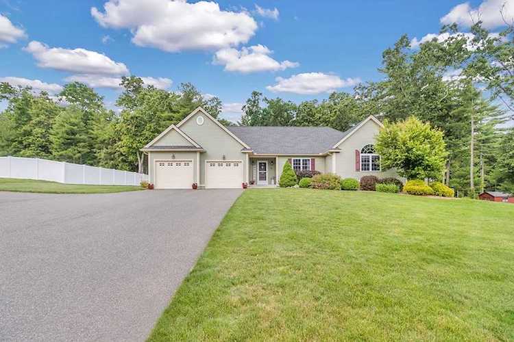 8 Carla Ln Wilbraham, MA 01095