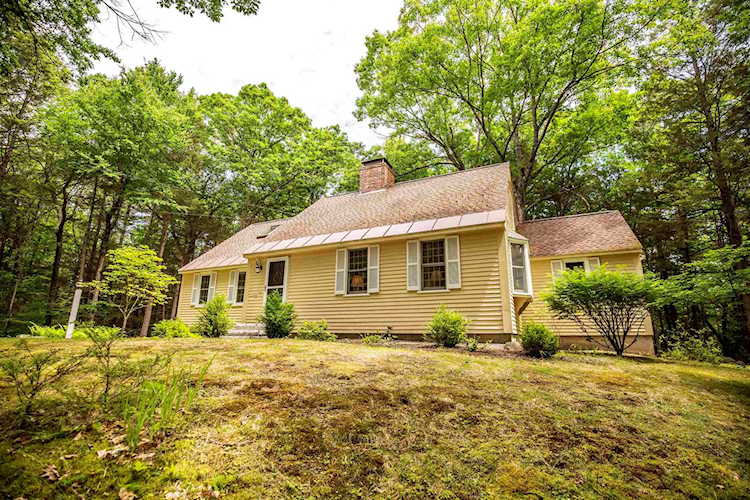 25 Nathaniel Dr Amherst, NH 03031