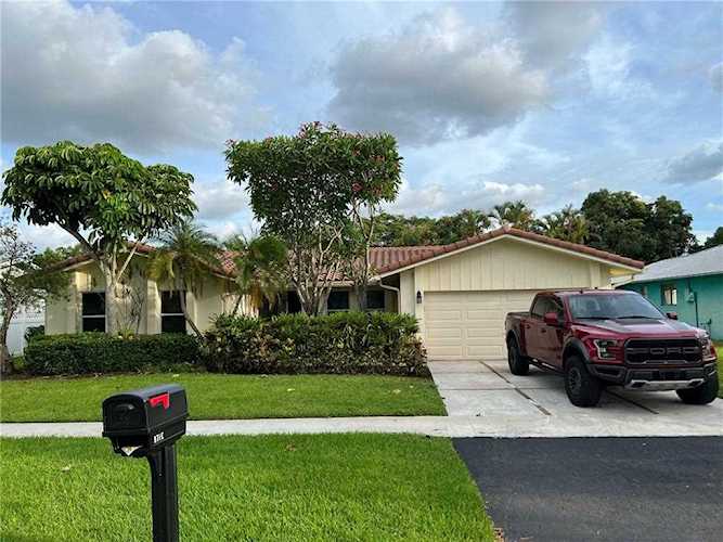 871 E Plantation Cir Plantation, FL 33324