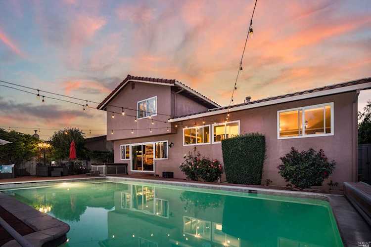 332 Sarah Way Petaluma, CA 94954