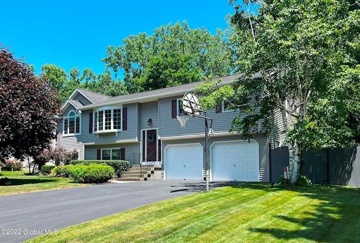 19 Skyline Dr Latham, NY 12110