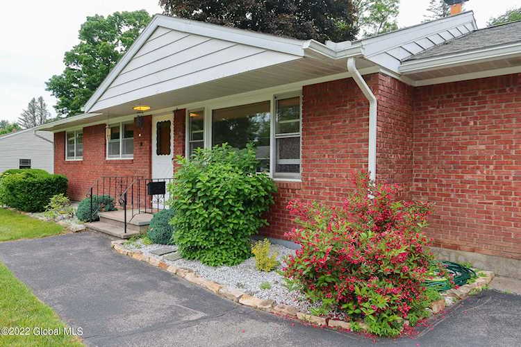 10 Crommelin Dr Saratoga Springs, NY 12866