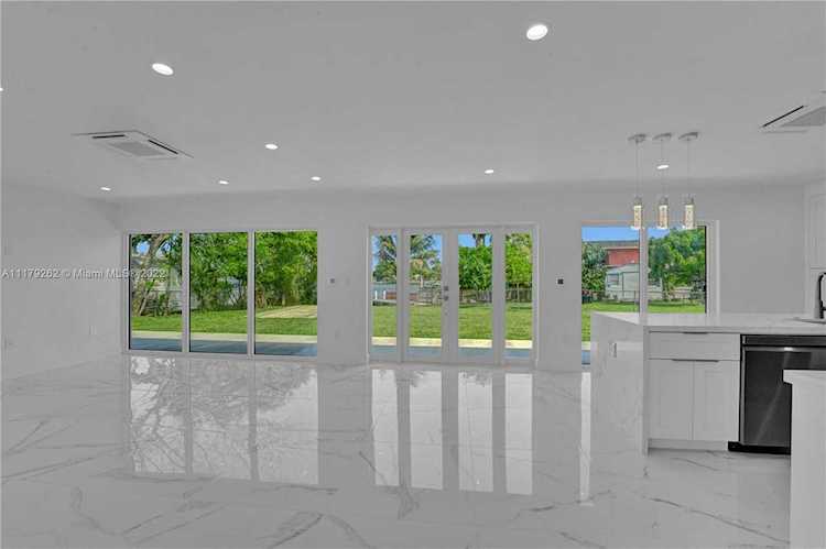 10705 SW 52nd Ter Miami, FL 33165