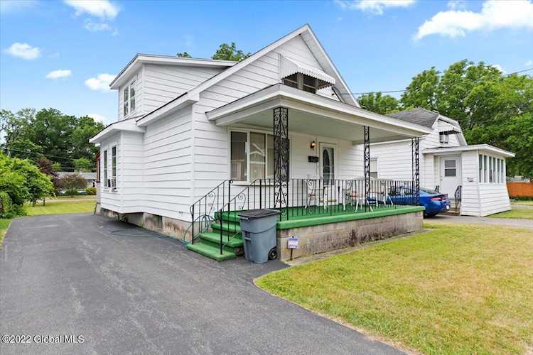 11 Chester St Schenectady, NY 12304