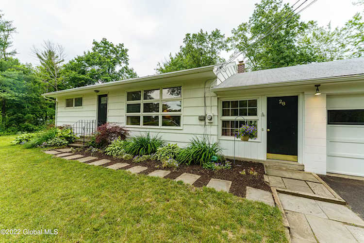 28 Bain Dr Delmar, NY 12054