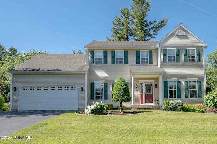 56 Victoria Ct Niskayuna, NY 12309