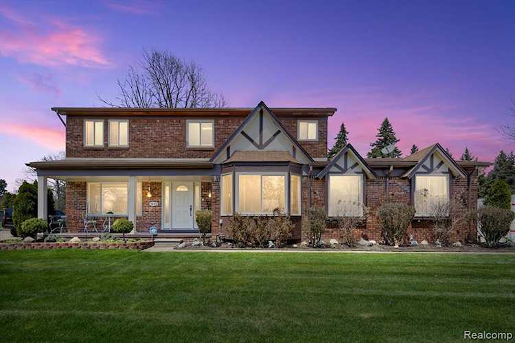 1818 Chatham Dr Troy, MI 48084