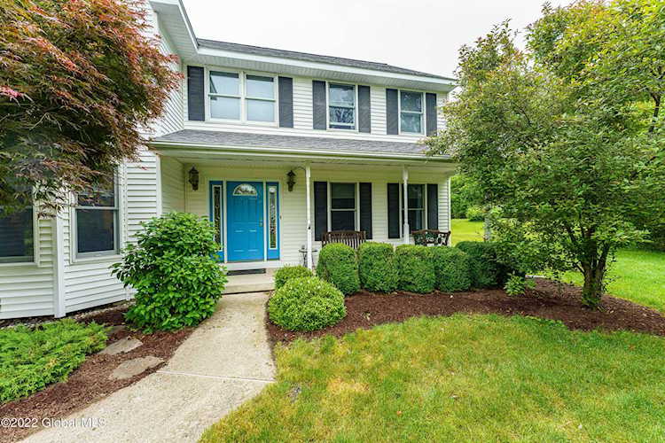 13 Crescent Ct Voorheesville, NY 12186
