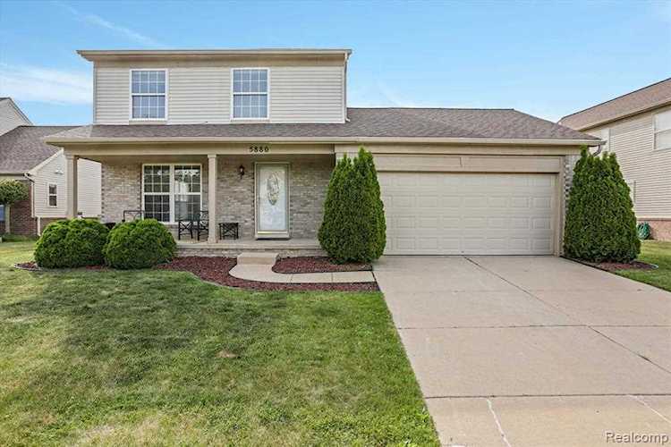 5880 Crystal Lake Dr Romulus, MI 48174