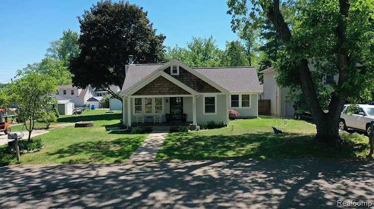 1881 Thorndale St Commerce Twp, MI 48382
