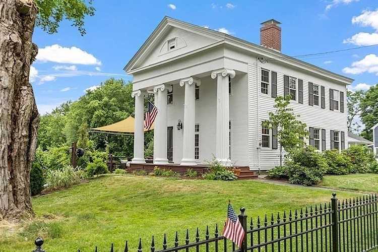 77 Center Bridge Rd Lancaster, MA 01523