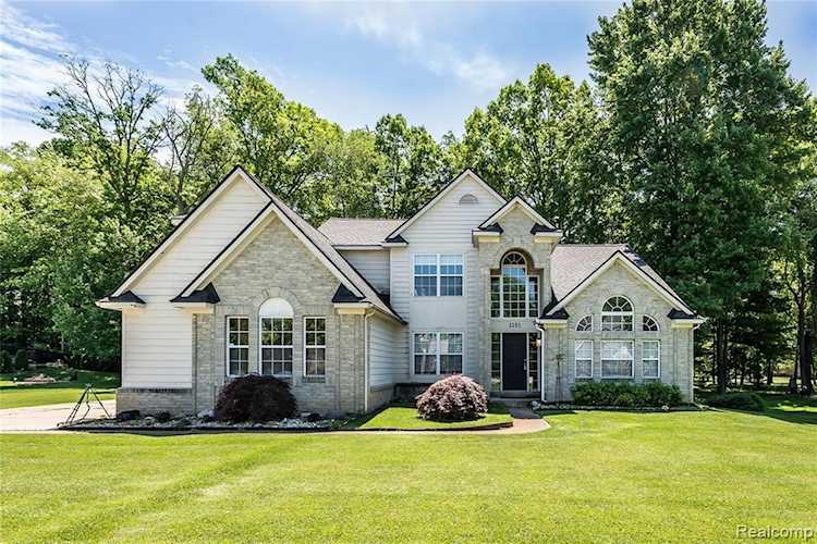 2103 Sandlewood Dr White Lake Twp, MI 48383 | MLS 2220043190 Photo 1