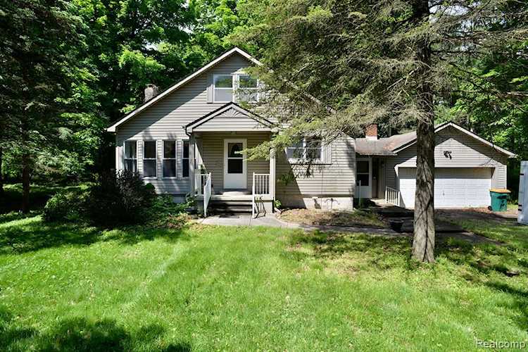 21201 Metroview Rd Farmington Hills, MI 48335 | MLS 20221001336 Photo 1
