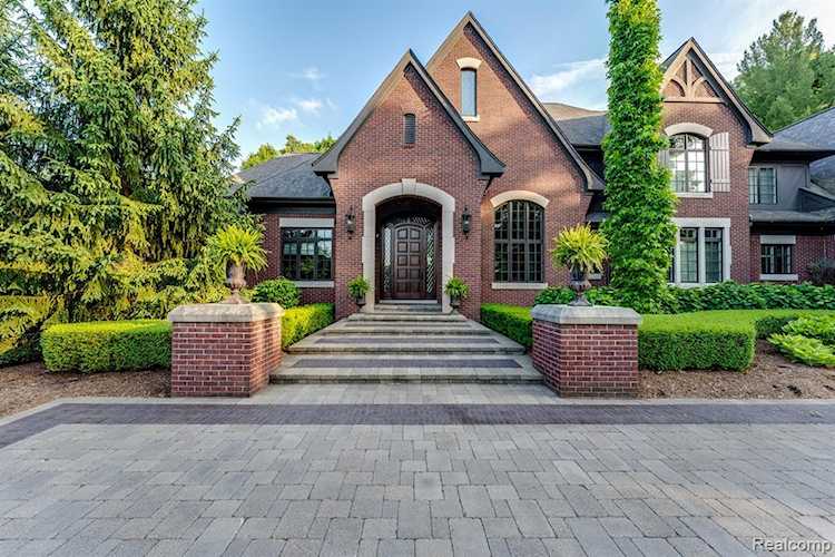 2557 Charnwood Dr Troy, MI 48098
