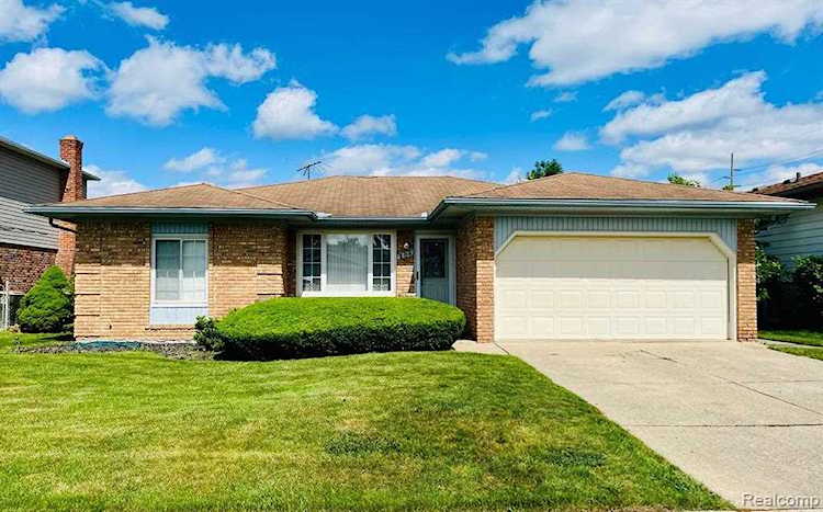 204 Brittany Dr Canton Twp, MI 48187 | MLS 20221001614 Photo 1